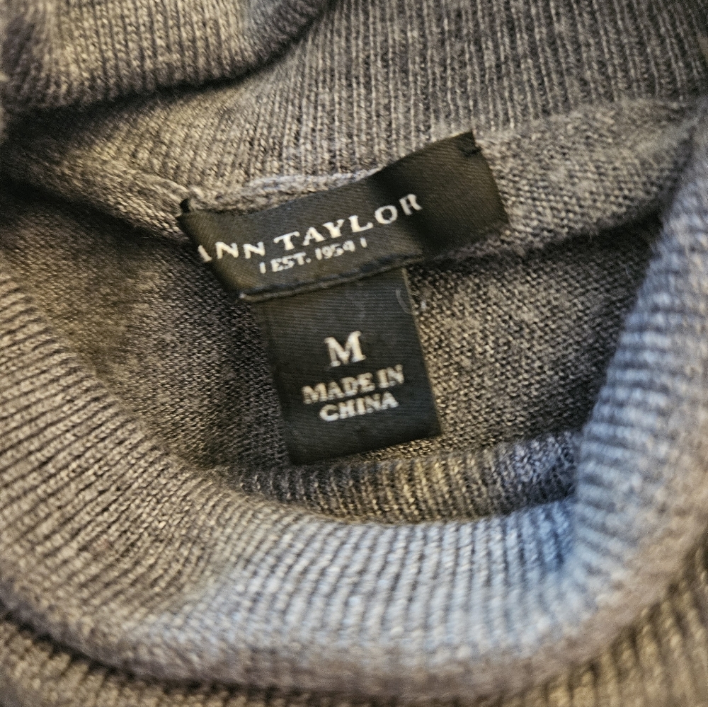 Ann Taylor Gray Sweater - Size Medium - Picture 4 of 6